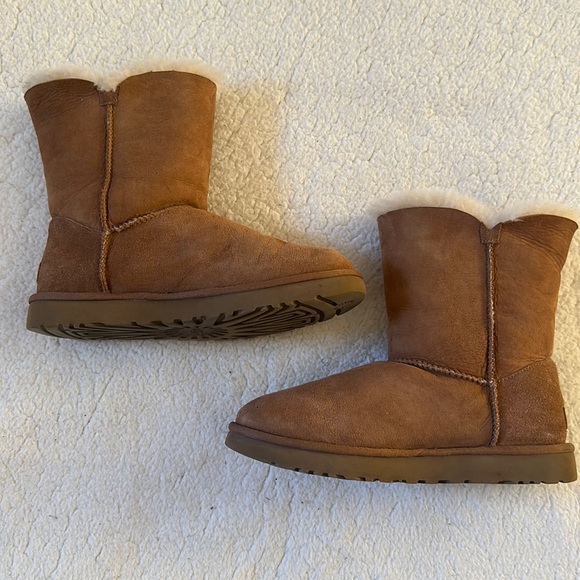 Ugg | Bailey Button II Chestnut Boot Size 10 - Picture 2 of 10